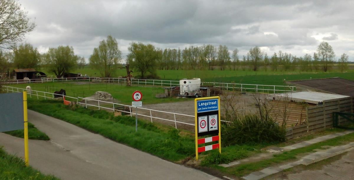 Dijkwoning met stal, paddock en weiland op 2110M2