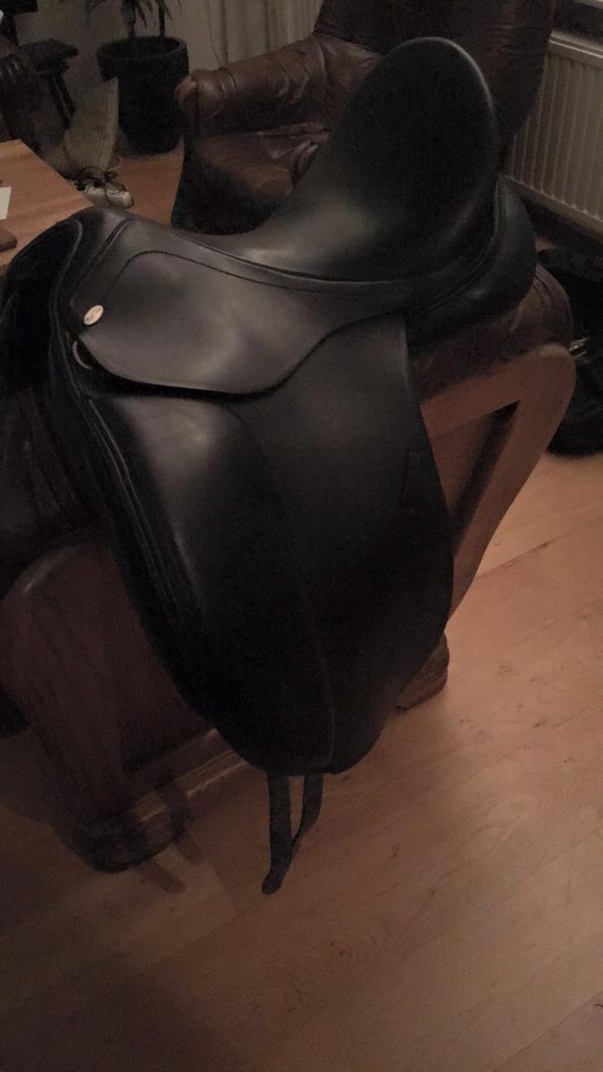 Kentaur 17 inch dressuur zadel.half jaar oud!