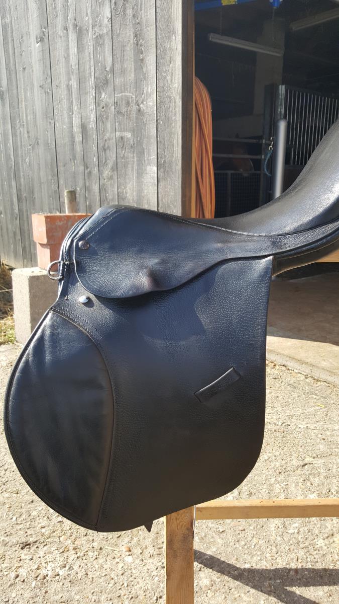 Leren zadel 17 inch.