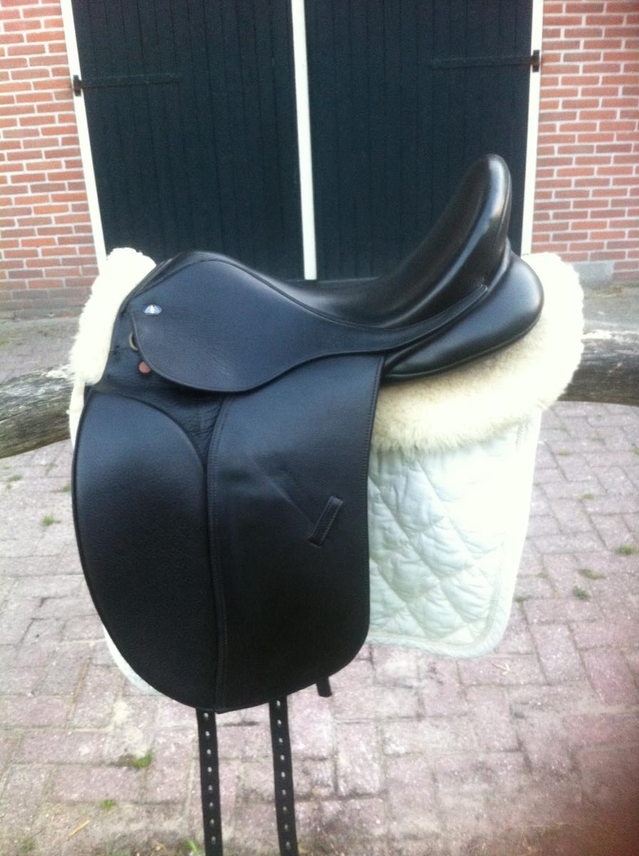 Dressuurzadel bijna als nieuw. 