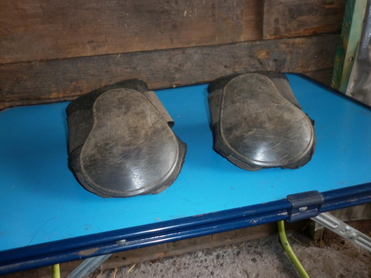4 springschoenen en 2 strijklappen