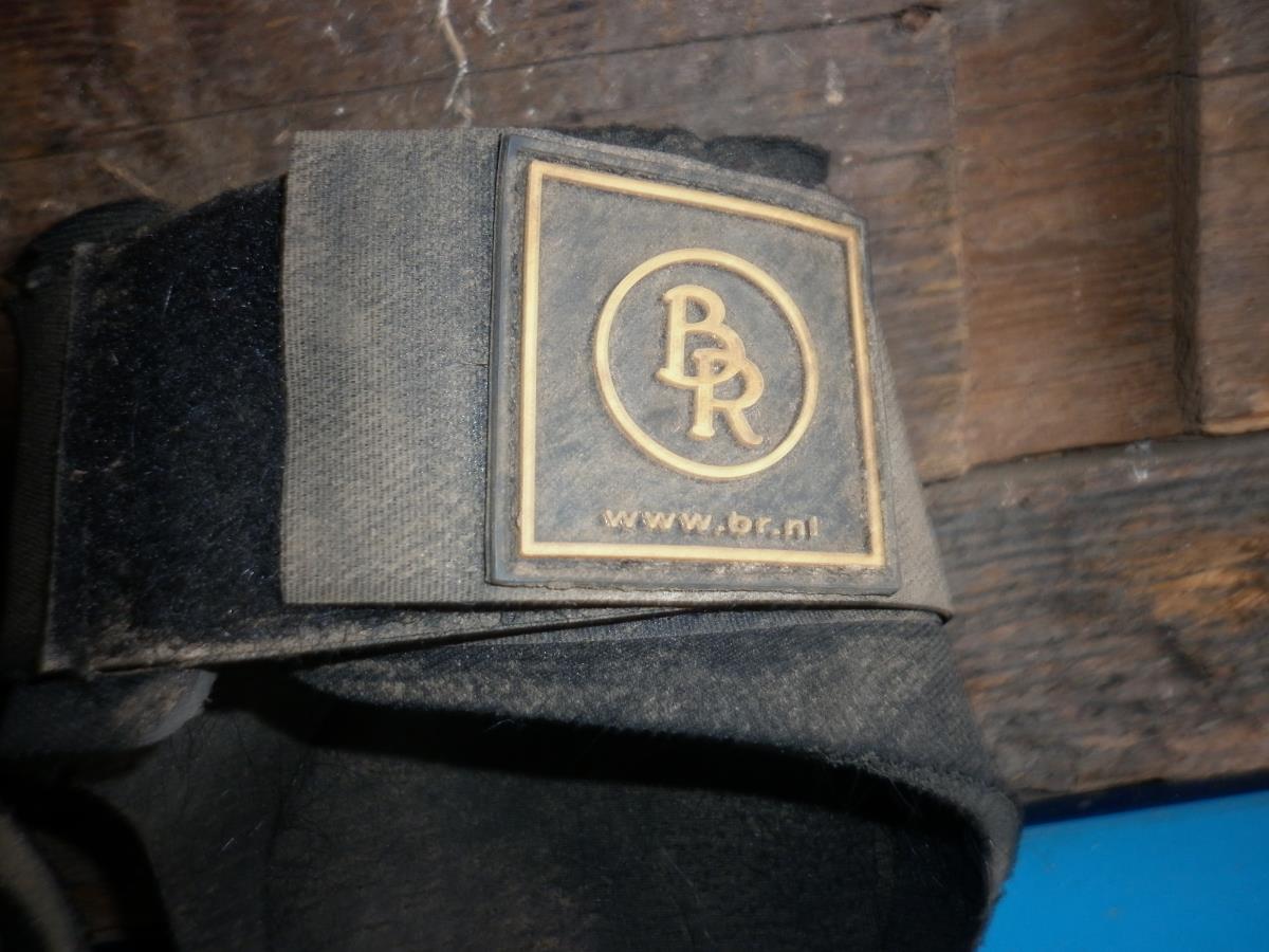 4 springschoenen en 2 strijklappen
