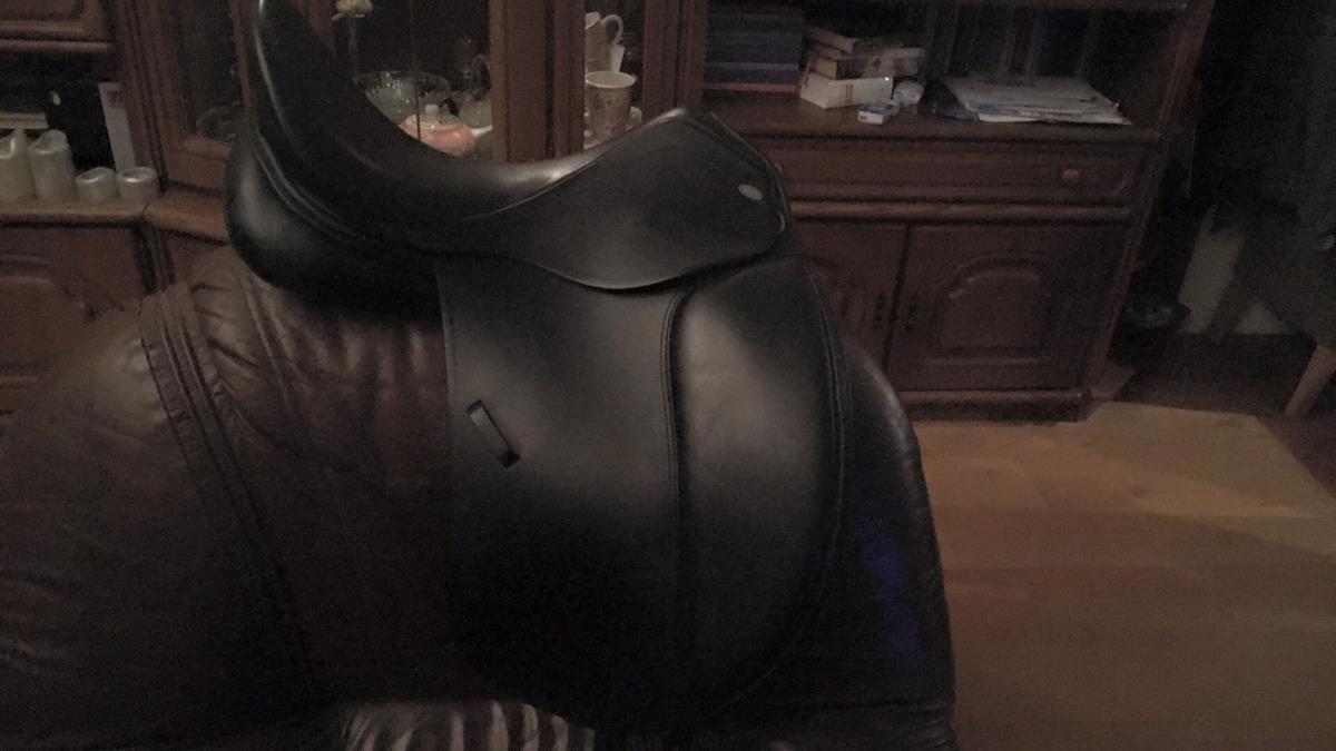 Kentaur 17 inch dressuur zadel.half jaar oud! 