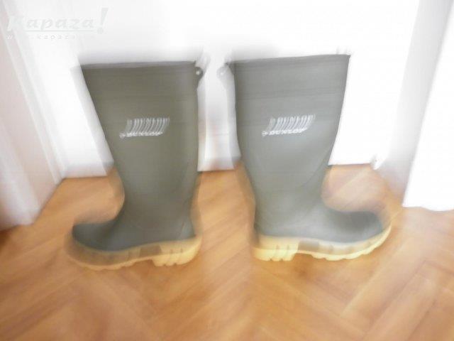 plastic ruiterlaarzen en groene Dunlop rubberlaarz