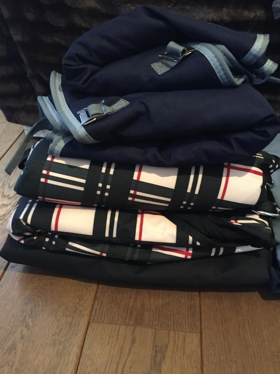 Verschillende nieuwe dekens te koop met kortingen.
