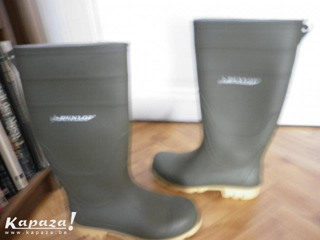 plastic ruiterlaarzen en groene Dunlop rubberlaarz