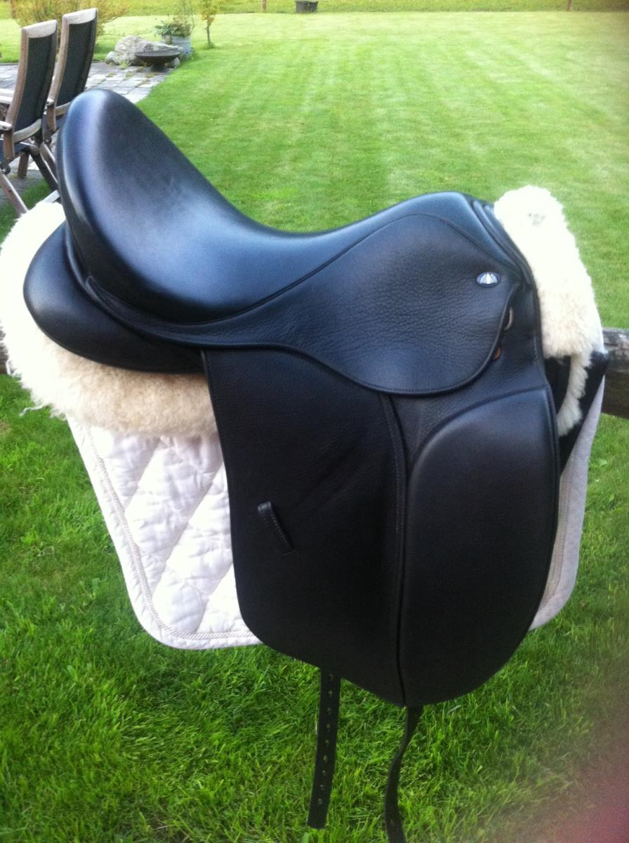Dressuurzadel bijna als nieuw. 
